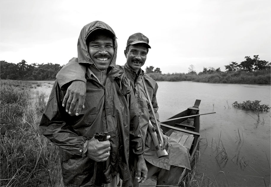 07_wwf.forestguards.boat.blackandwhite.ogilvy&mather.kaziranga.nationalpark.india.jpg